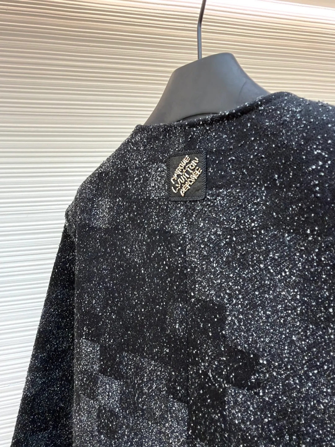 LOUIS VUITTON terry gauze plaid jacket ●Original version: 29100 purchase and development ●Item number: 1681405-D25 ●Fabric: denim fabric ●Technology: embroidery production ●Color: black and gray ●Version: fitted version ●Weight: about 1320 grams ●Size: The collarless design with black buttons is simple and elegant. Many pockets on the body (chest pockets, hem pockets) adopt three-dimensional cutting technology, with crisp bag shapes and neat edges. The plaid pattern is in precise positioning, and every splicing is perfectly matched, reflecting the exquisite tailoring craftsmanship. The fabric has been specially treated to have both stiffness and comfort, giving it a strong three-dimensional feel when worn. From fabric selection to detail sewing, Louis Vuitton's strict requirements for craftsmanship are demonstrated. The classic plaid elements are integrated with modern men's clothing craftsmanship, which not only has brand recognition, but also ensures the quality and fashion sense of wearing. The overall wiring is straight and delicate, the fabric is comfortable and soft, and the color is consistent without color difference. It can be matched with the same style to create a fashionable look and control various occasions. Customized accessories, complete with three standards, same style for men and women!